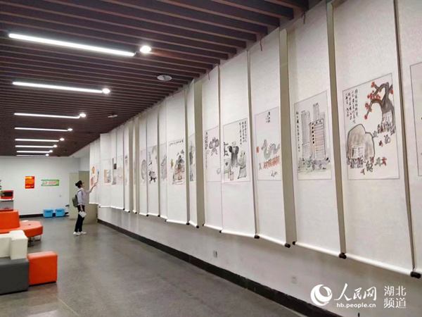 非遗进校园 武汉一高校举行“画说非遗”水墨漫画作品展
