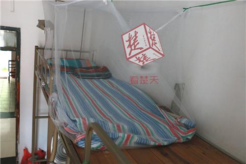 大一新生身高近2米 学校为其特制超大床(图)