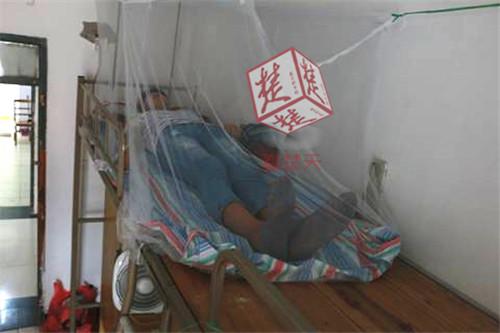大一新生身高近2米 学校为其特制超大床(图)