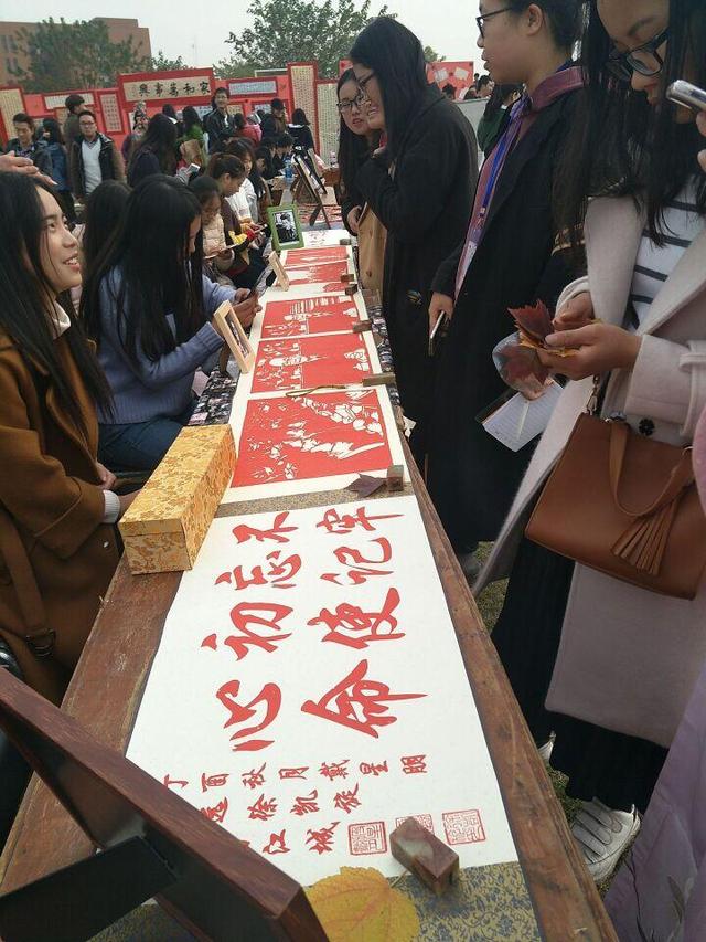 武汉这所高校5名同学用巨幅剪纸“回放”十九大