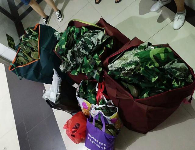 武汉高校学生回收军训服 为贫困地区献爱心