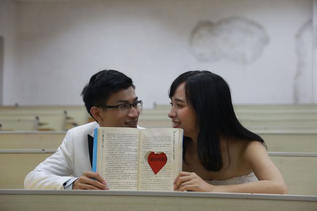 校园里满满甜蜜回忆,武汉校友携未婚妻回母校拍婚纱照 校园里满满甜蜜回忆,武汉校友携未婚妻回母校拍婚纱照