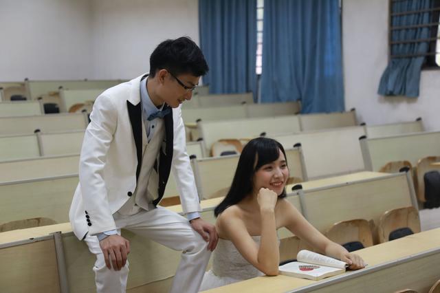 校园里满满甜蜜回忆,武汉校友携未婚妻回母校拍婚纱照 校园里满满甜蜜回忆,武汉校友携未婚妻回母校拍婚纱照
