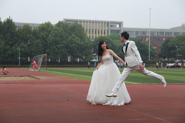 校园里满满甜蜜回忆,武汉校友携未婚妻回母校拍婚纱照 校园里满满甜蜜回忆,武汉校友携未婚妻回母校拍婚纱照
