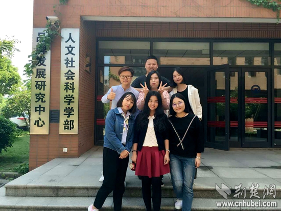 图为Acut团队和郑潇老师.jpg 图为Acut团队和郑潇老师.jpg