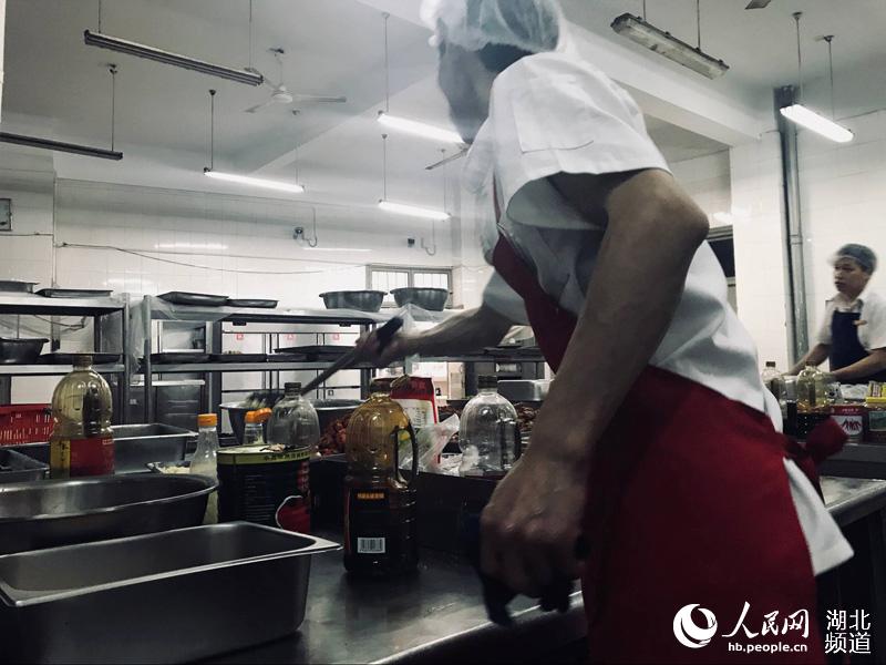 高校食堂“明厨亮灶”保障舌尖上的安全