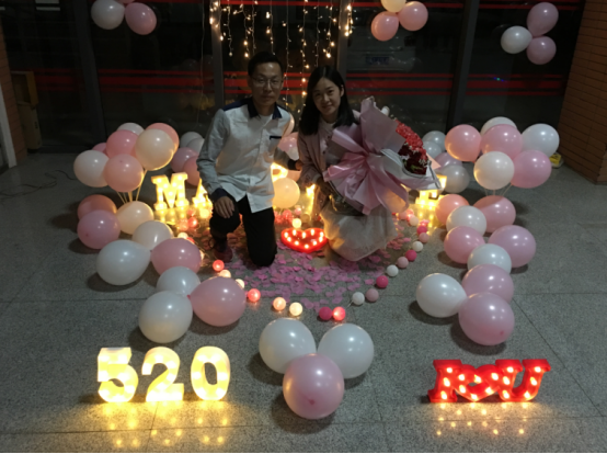 七年恋爱长跑重回母校 高校毕业生校内求婚