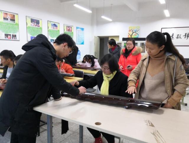 非遗进校园 文华学院开设古琴课堂