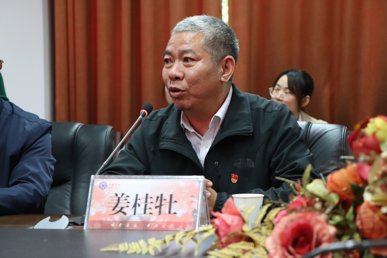 说明: E:\图片汇\2019\11.23协和医院与文华学院特色党日\IMG_1123.JPG