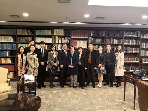 明知大学图书馆合影_副本.jpg 明知大学图书馆合影_副本.jpg